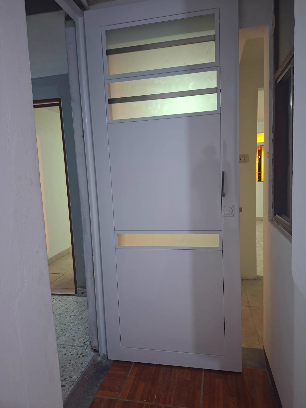 Puerta de aluminio con paños de vidrio