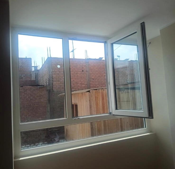 Ventana de aluminio con hoja abatible