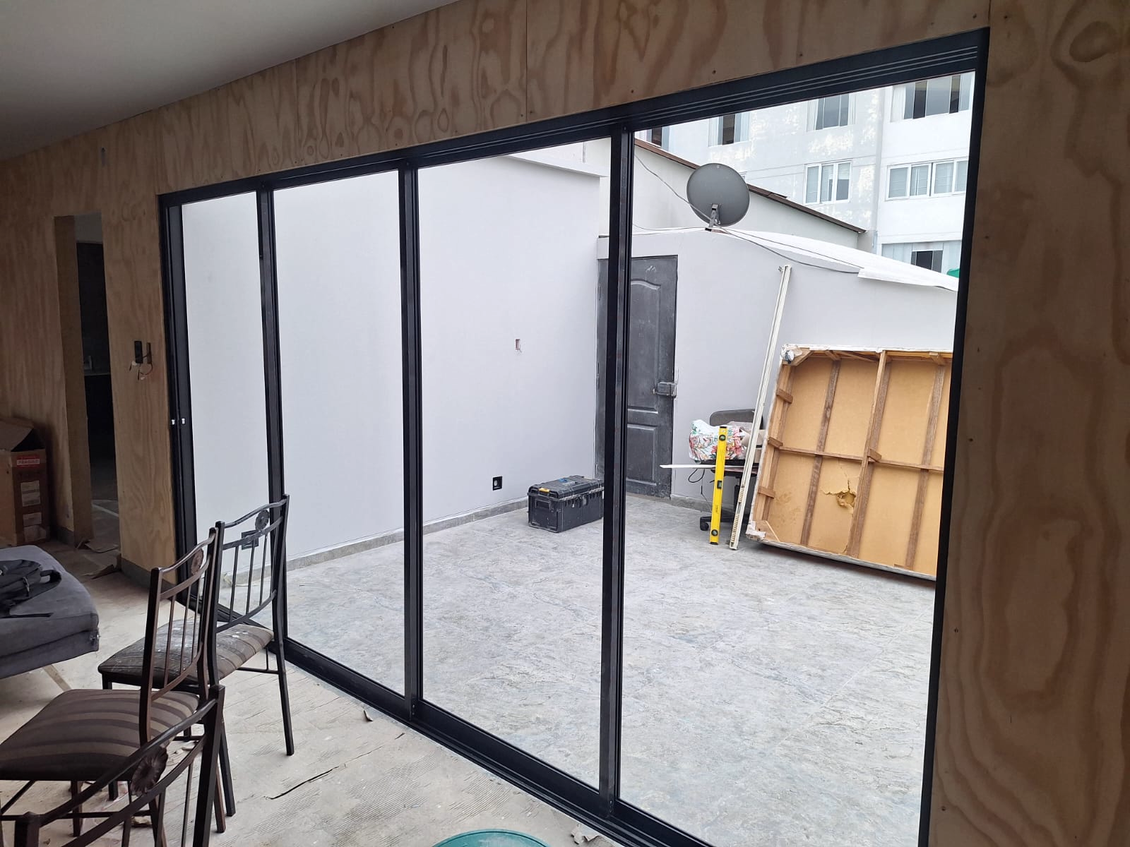 Trabajo de aluminio y vidrio realizado por Bravo